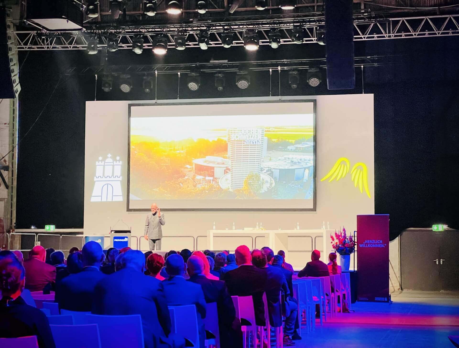 ueberbelichtete-buehne-lila-belichtetes-publikum